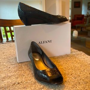 Peep toe, alligator texture wedge shoes